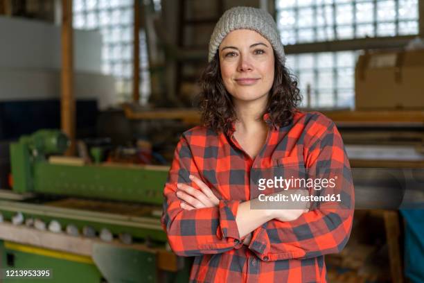 portrait of confident craftswoman in her workshop - plaid shirt 個照片及圖片檔