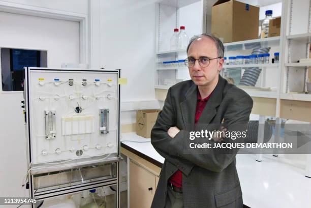 Philippe Marlière, fondateur et directeur scientifique d'Evologic pose, le 22 mars 2002, à côté de l'appareil qui permet de modifier le génome des...