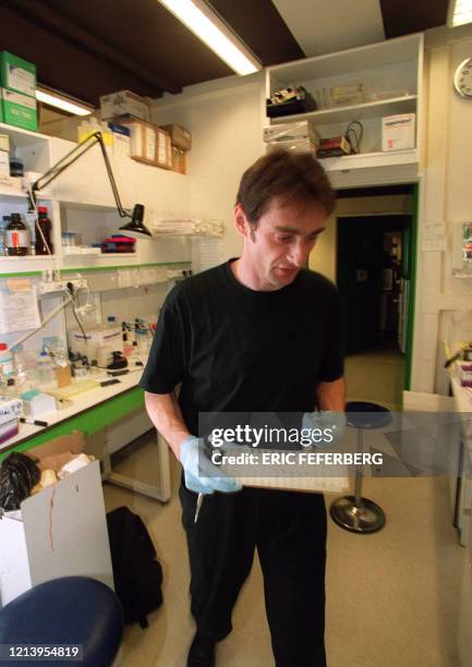 Le généticien Pierre Charneau, chercheur à l'Institut Pasteur, s'apprête à effectuer une manipulation, le 04 mai 2000 à Paris, dans l'unité...