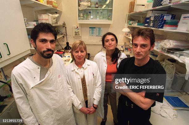 Le généticien Pierre Charneau , chercheur à l'Institut Pasteur, pose avec son équipe , le 04 mai 2000 à Paris, dans l'unité d'oncologie virale...