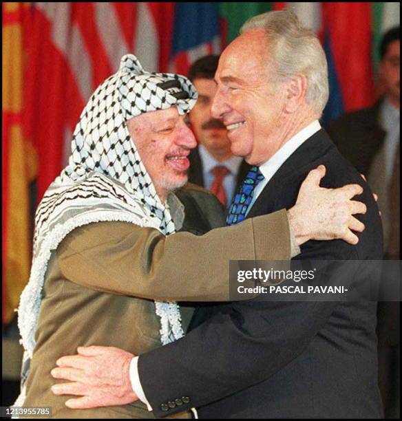 Le président de l'Autorité palestinienne, Yasser Arafat , et l'ancien Premier ministre israélien, Shimon Pérès, s'enlacent, le 10 janvier à l'UNESCO...