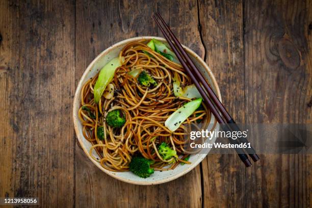 bowl of japanesesobanoodles withbokchoy, broccolies, soy sauce and black sesame - buchweizen stock-fotos und bilder