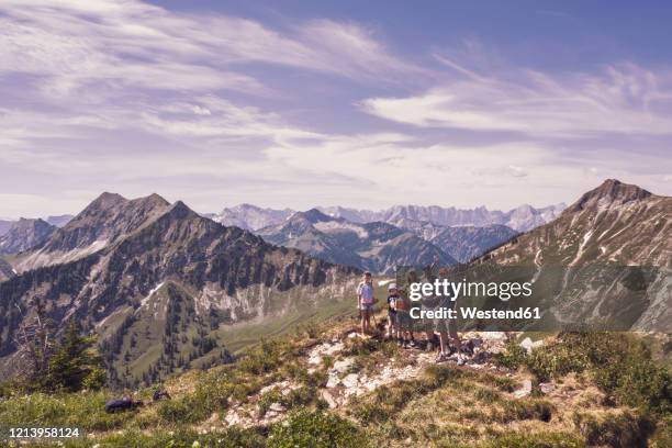 hiking family standing on mountain peak, achenkirch, austria - familie mit vier kindern stock-fotos und bilder