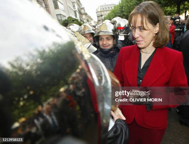 La maire de Strasbourg Fabienne Keller salue des pompiers pendant la manifestation d'environ 400 pompiers, le 22 octobre 2002 devant la mairie de...