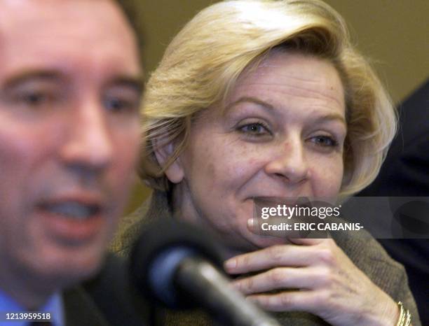 Portrait d'Anne-Marie Comparini , présidente du Conseil régional Rhône-Alpes, le 17 février 2000 à Lyon, aux côtés de François Bayrou, lors d'une...