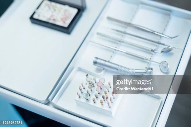 different heads for dental drill and dental instruments on tray - zahnbohrer stock-fotos und bilder