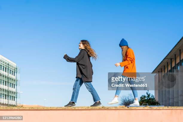 Teen Walking Side View Photos and Premium High Res Pictures - Getty Images