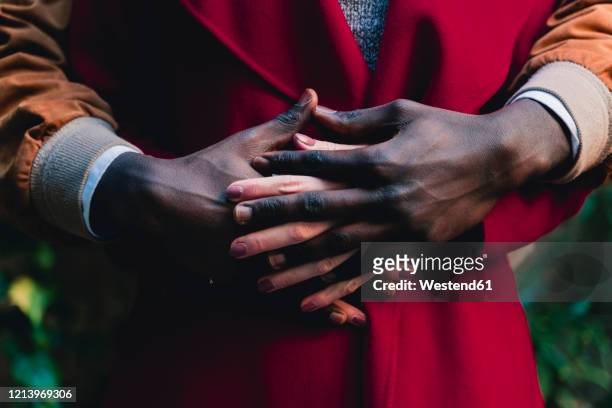 close-up of couple holding hands - intertwined photos et images de collection