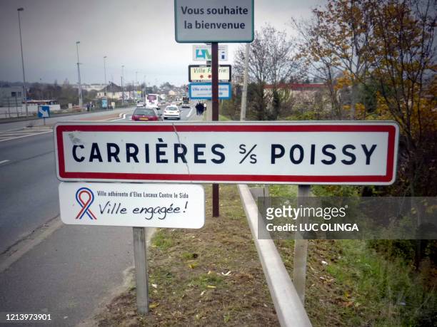 Photo prise le 01 décembre 2011 du panneau d'entrée dans la ville de Carrières-sous-Poissy auquel a été apposé un panneau portant la mention "Ville...