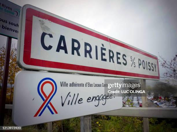 Photo prise le 01 décembre 2011 du panneau d'entrée dans la ville de Carrières-sous-Poissy auquel a été apposé un panneau portant la mention "Ville...