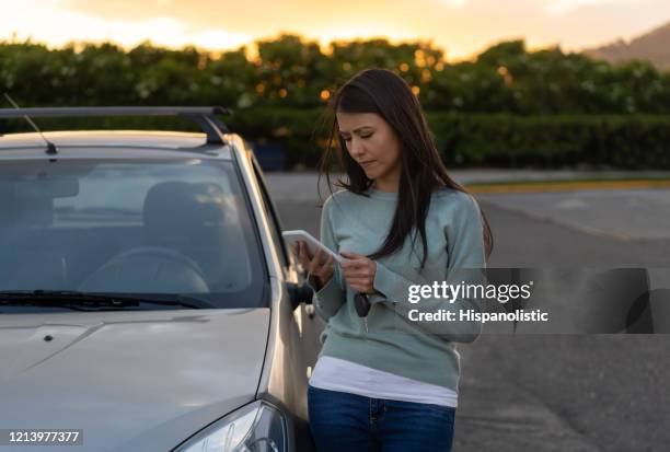 hermosa mujer que tiene problemas de coche llamando a su seguro - call for help fotografías e imágenes de stock