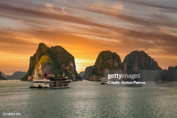 sunset in halong bay, vietnam - bay of water stock pictures, royalty-free photos & images