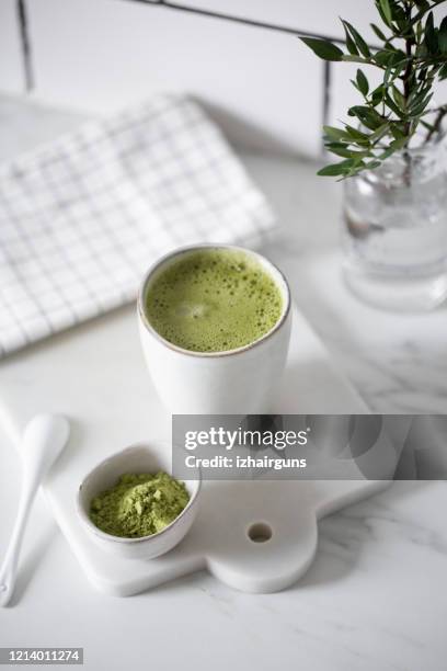 matcha grüner tee latte in einer rustikalen tasse. - matcha stock-fotos und bilder