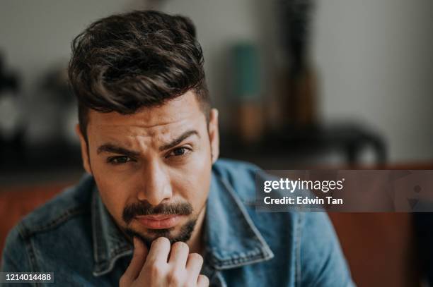 en huvud-shot av mellanöstern stilig man med skägg och hans ansiktsuttryck - handsome middle eastern men bildbanksfoton och bilder