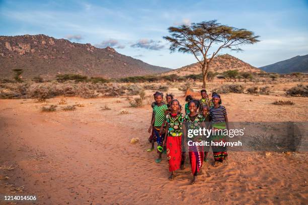 gruppe glücklicher afrikanischer kinder, ostafrika - african village stock-fotos und bilder