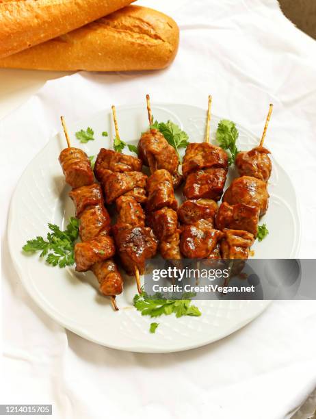 vegan seitan kebabs - seitan foto e immagini stock