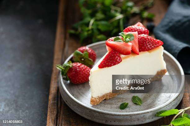 cheesecake with strawberries - cheesecake foto e immagini stock