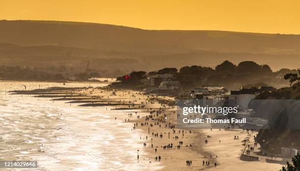 coucher du soleil au-dessus des bancs de sable dans poole, dorset - baie de studland photos et images de collection