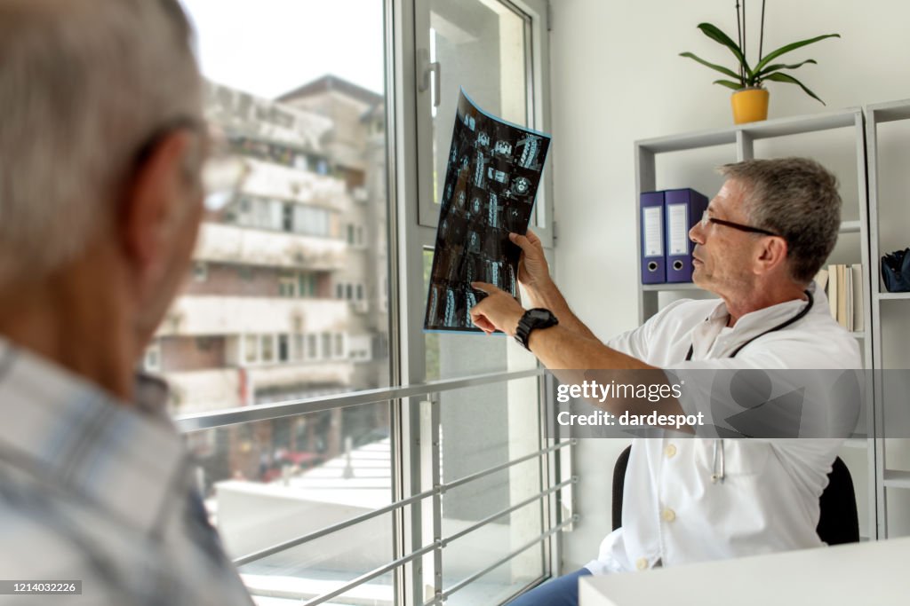 Medico che esamina i raggi X