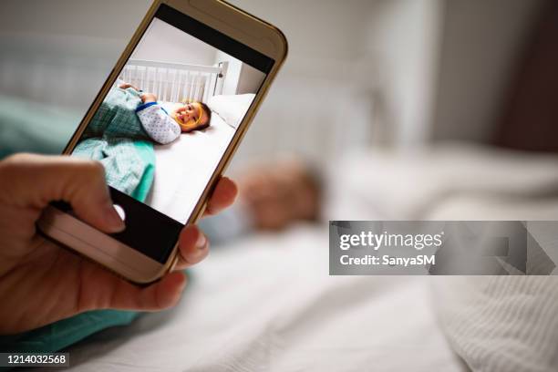 eltern fotografieren ein baby mit smartphone - boys photos stock-fotos und bilder