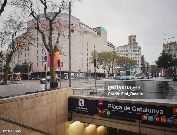 empty street passeig de gracia and plaça de catalunya in barcelona, spain - catalonia square stock pictures, royalty-free photos & images