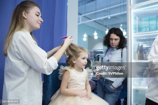 menina em um salão de beleza com sua mãe. - beauty salon ukraine - fotografias e filmes do acervo