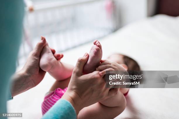 weinig baby die chiropractie of osteopathische voetmassage ontvangt - osteopathie stockfoto's en -beelden