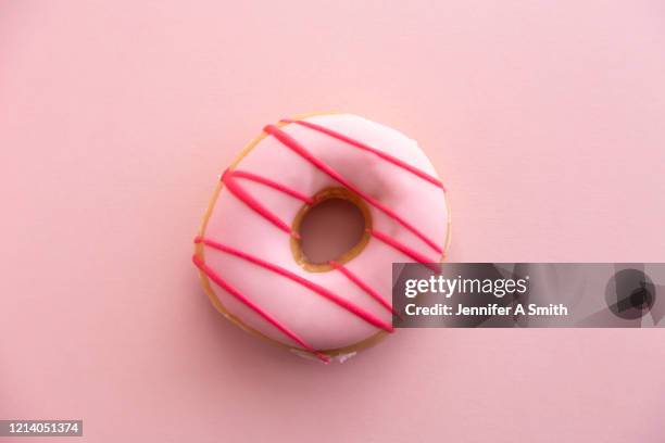 pink striped doughnut - doughnut - fotografias e filmes do acervo