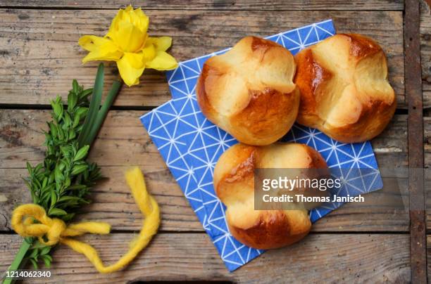 osterpinze, a traditional easter bread in austria and slovenia - sweet bread stockfoto's en -beelden