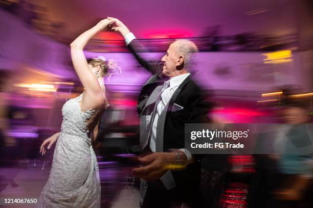 braut tanzt mit ihrem vater bei der hochzeit - wedding party stock-fotos und bilder