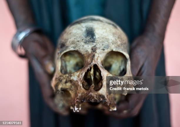 human skull ( india) - cannibalism stock-fotos und bilder