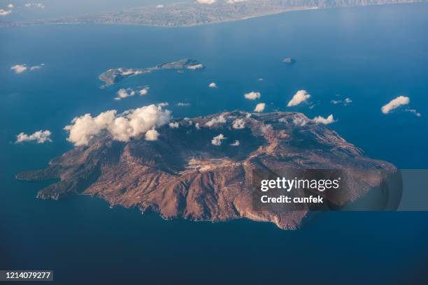 vista aérea da ilha de nisyros, grécia - dodecanese islands - fotografias e filmes do acervo