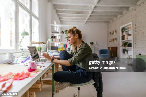 terminar el trabajo en línea desde la oficina en casa - remote location fotografías e imágenes de stock