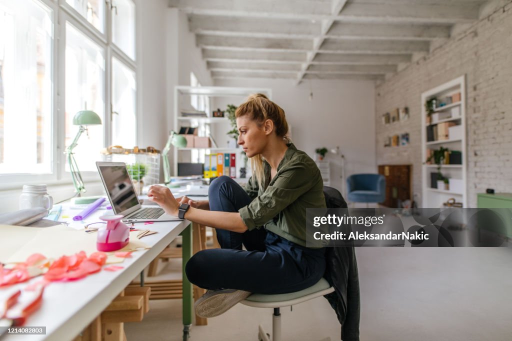 Werk online afwerken vanuit kantoor aan huis