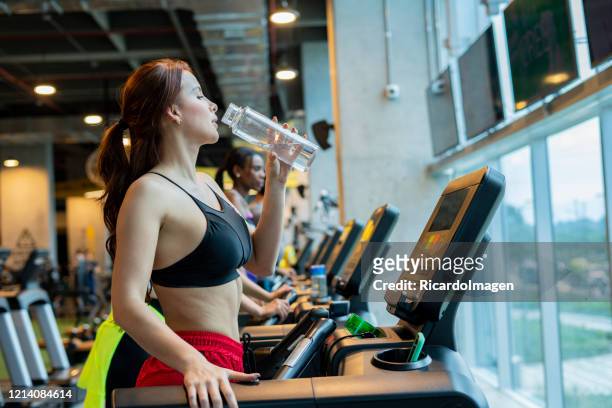 woman doing cardiovascular exercise on a treadmill - hispanoamérica stock pictures, royalty-free photos & images