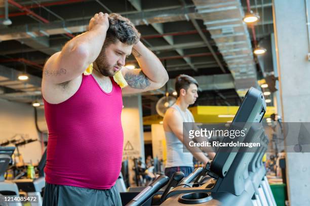 man doing cardiovascular exercise on a treadmill - hispanoamérica stock pictures, royalty-free photos & images