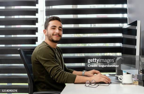 自宅の机で働く男性ビジネスマン - エコノミスト ストックフォトと画像