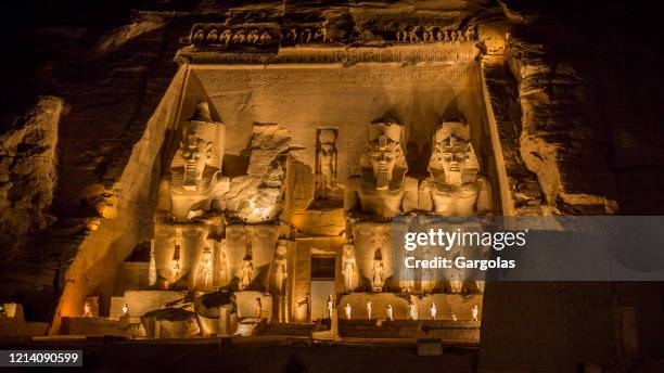 de tempel van simbel van abu bij nacht, egypte - aswan stockfoto's en -beelden