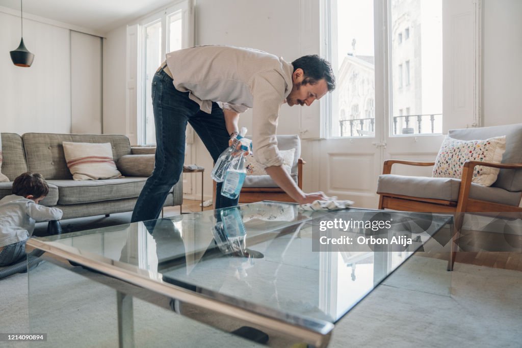 De schoonmakende lijst van de mens op woonkamer