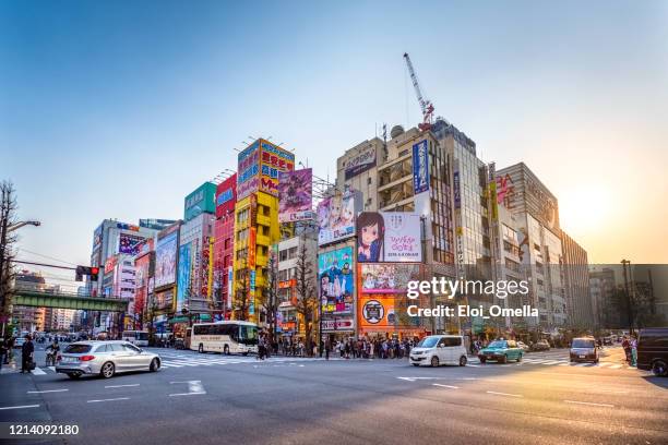 calles abarrotadas de akihabara al atardecer, tokio, japón - akihabara fotografías e imágenes de stock