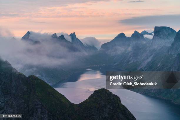 malerische aussicht auf den fjord in norwegen - bergen norway stock-fotos und bilder