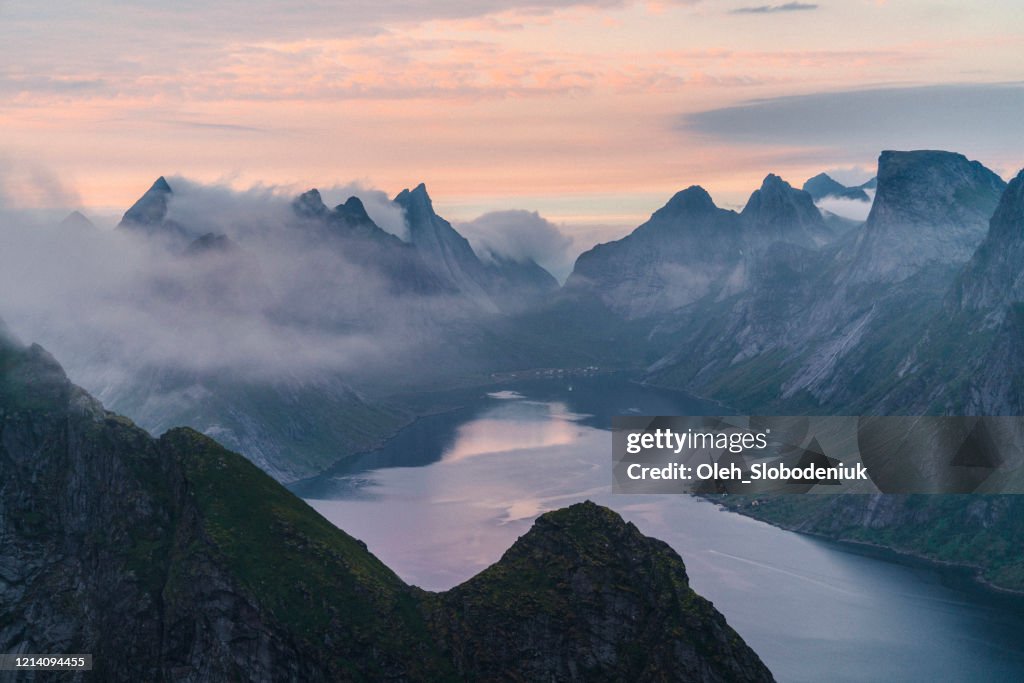 Schilderachtiguitzicht van fjord in Noorwegen