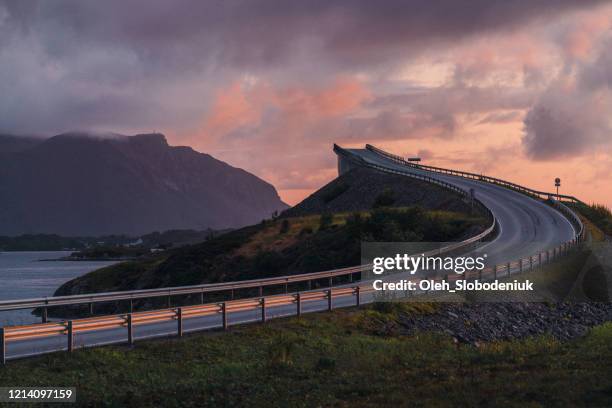 toneelmening van atlantische weg bij zonsondergang - atlantic ocean stockfoto's en -beelden