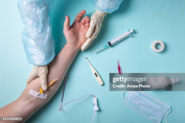 de teller van de daling op blauwe achtergrond - iv infusion stockfoto's en -beelden