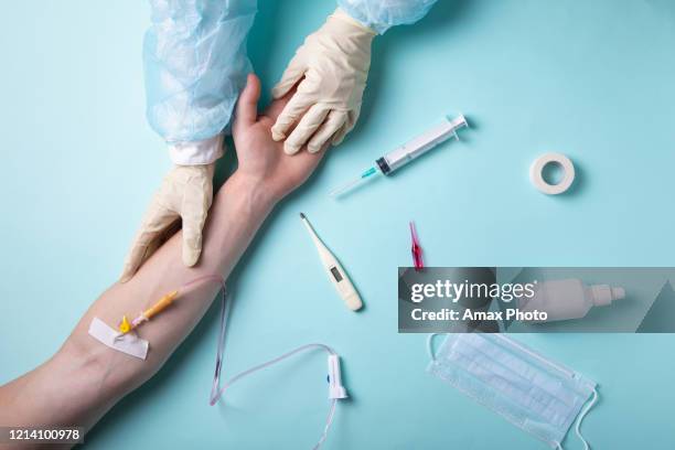 de teller van de daling op blauwe achtergrond - iv infusion stockfoto's en -beelden