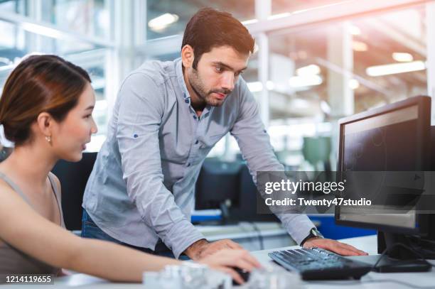 Cad Workstation Photos and Premium High Res Pictures - Getty Images