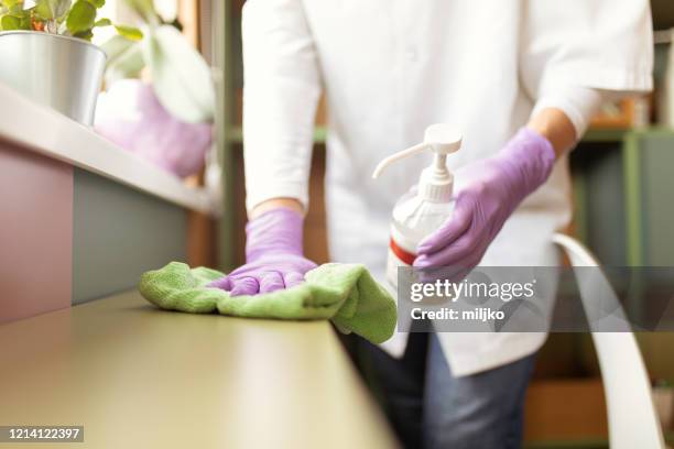 ärztin reinigung kindergarten - hygiene stock-fotos und bilder