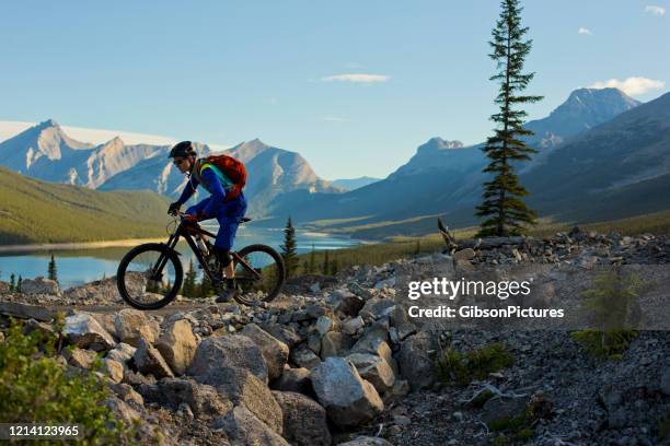 trilha de altas rochosas - passeio de mountain bike - kananaskis - fotografias e filmes do acervo