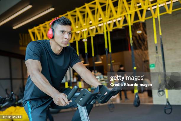 latijnse mens die halter in de gymnastiek gebruikt - entrenar stockfoto's en -beelden