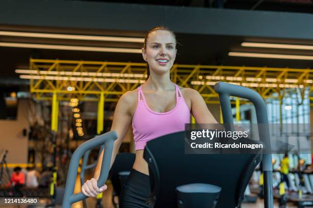 latijnse vrouw die halter in de gymnastiek gebruikt - entrenar stockfoto's en -beelden